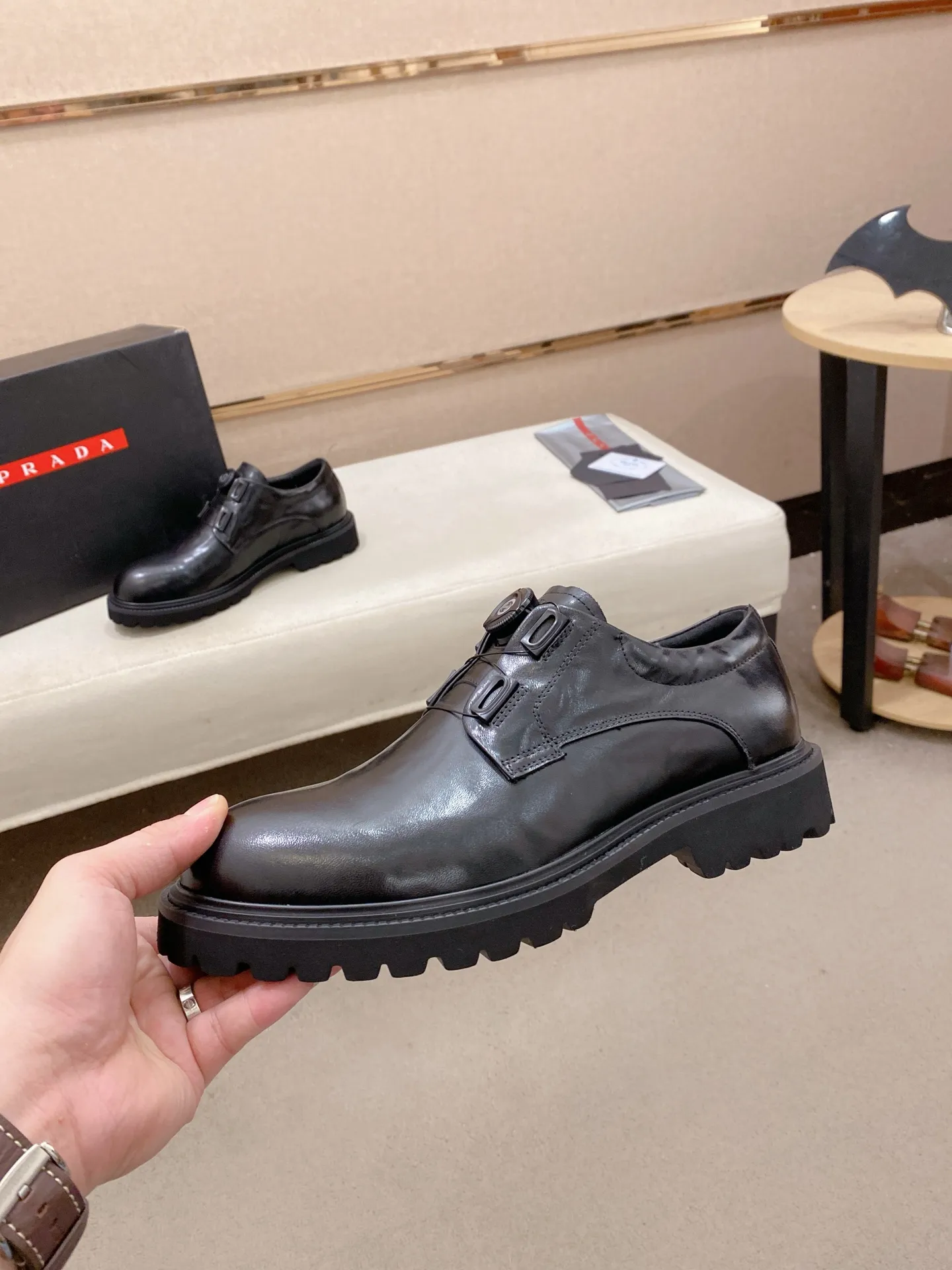 Factory price 640💰 🍁🍁High version High-quality new PRADA (Prada) counters are launched simultaneously, new men's shoes, 😘fabrics are selected from imported lacquered first-layer cowhide, and imported cowhide lining. 👍🏿 High-end ☄️ air-cushion molded anti-slip rubber outsole, exquisite lines, simple and elegant, comfortable and high-end for leisure travel. Code number: 38 to 45